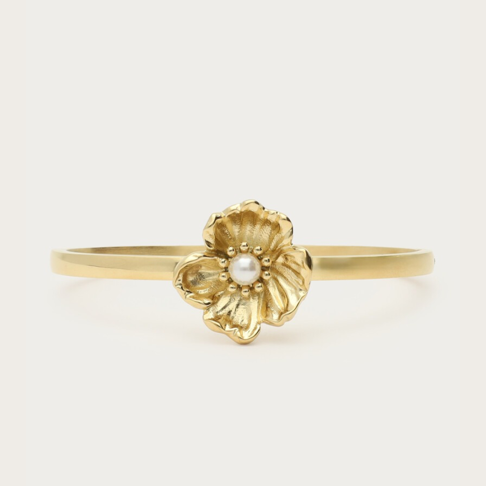 Guld bangle armbånd med en fin dekorativ blomst med perle fra My Jewellery