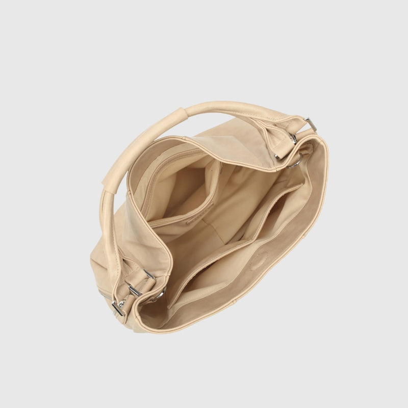 Beige skuldertaske med åbent hovedrum og indvendige lommer