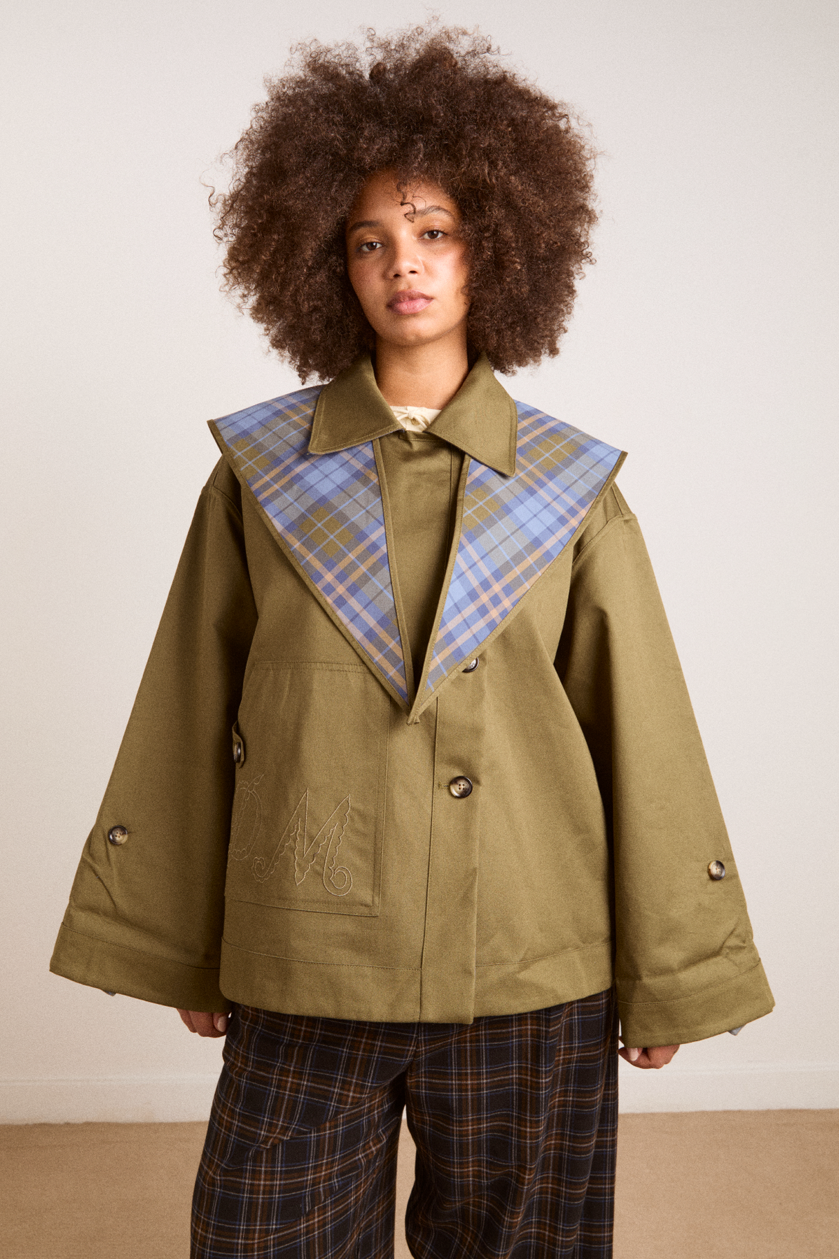 Damson Madder Jerry Crop Trench Coat i oliven set fra siden