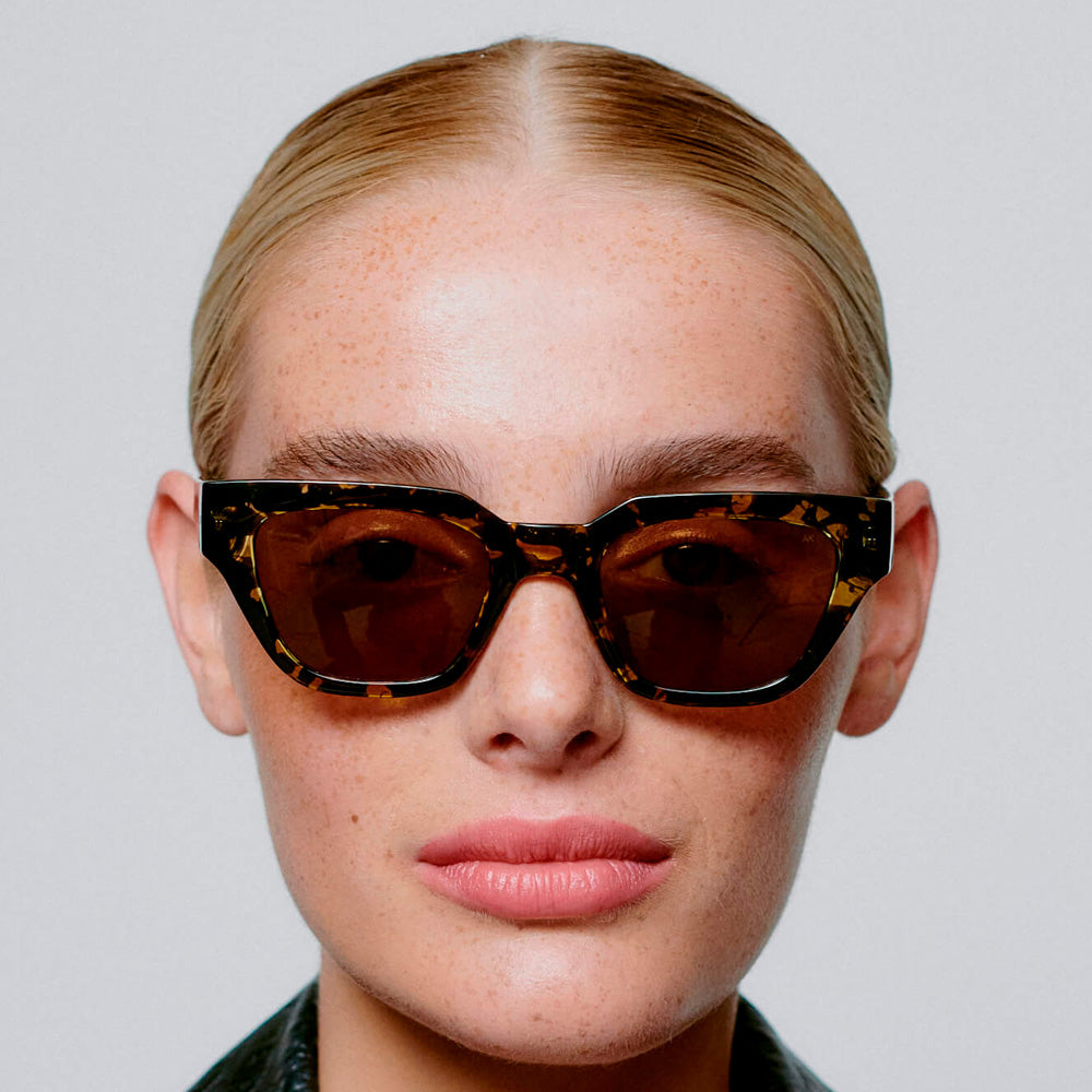 A. Kjærbede Solbrille Kaws Black/Yellow Tortoise