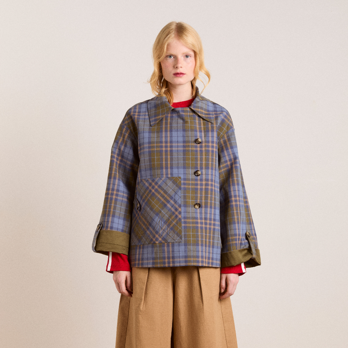 Damson Madder Jerry Crop Trench Coat i oliven, detalje af krave og knapper