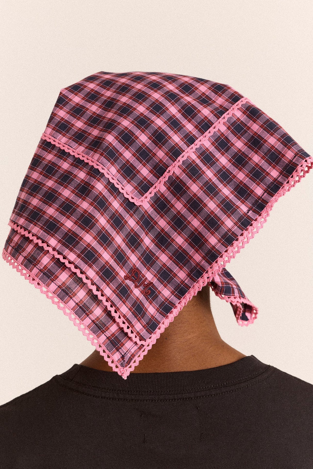 Damson Madder tørklæde i magenta ternet, detalje af kant og broderi