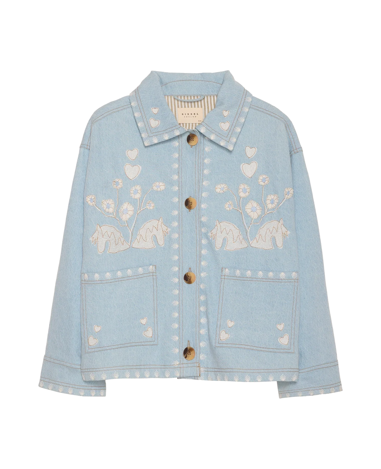 Sissel Edelbo Christer Jakke i lys denim set forfra med broderede blomster og hjerter, store lommer og knaplukning