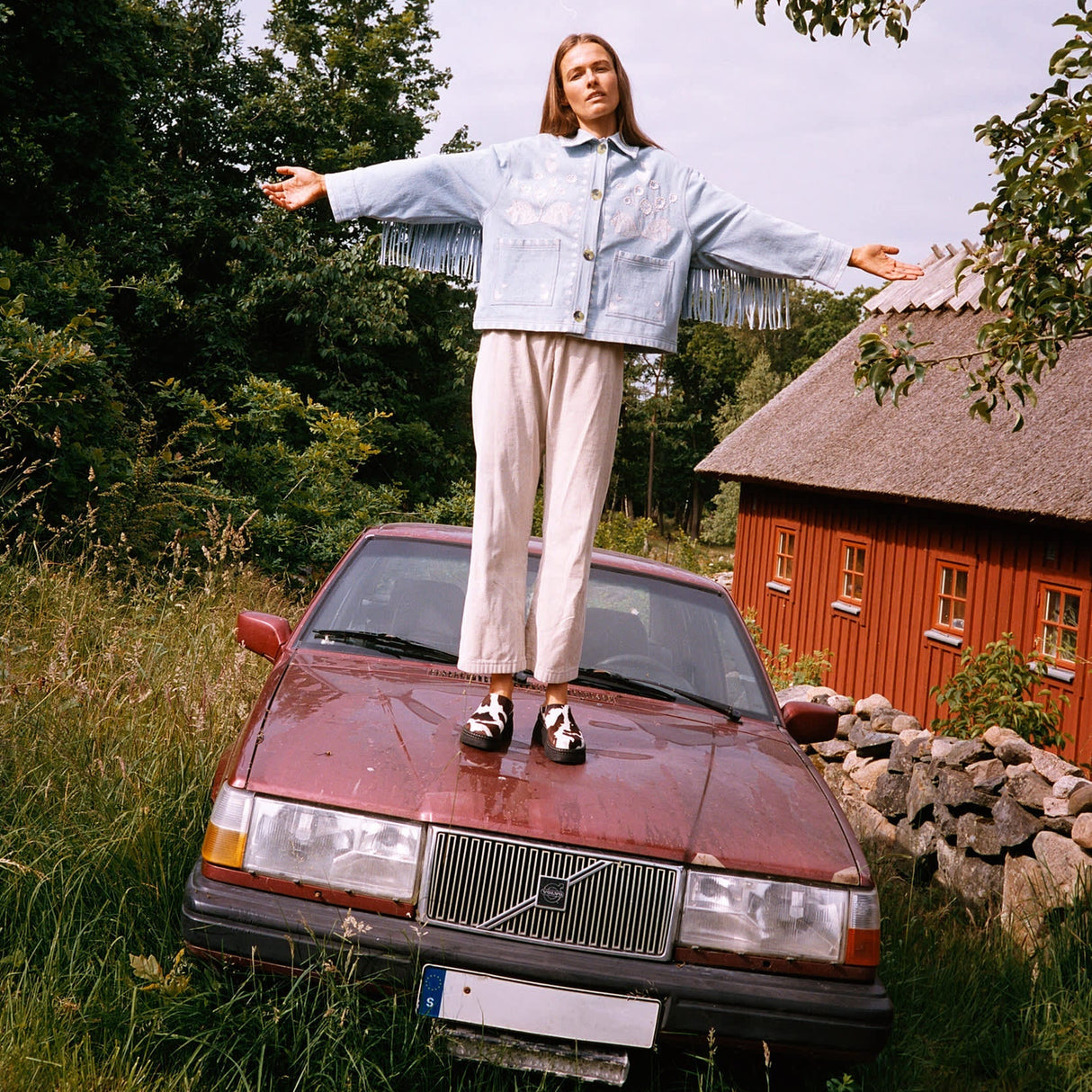 Model iført Sissel Edelbo Christer Jakke i lys denim med frynser under ærmerne og broderede perledetaljer