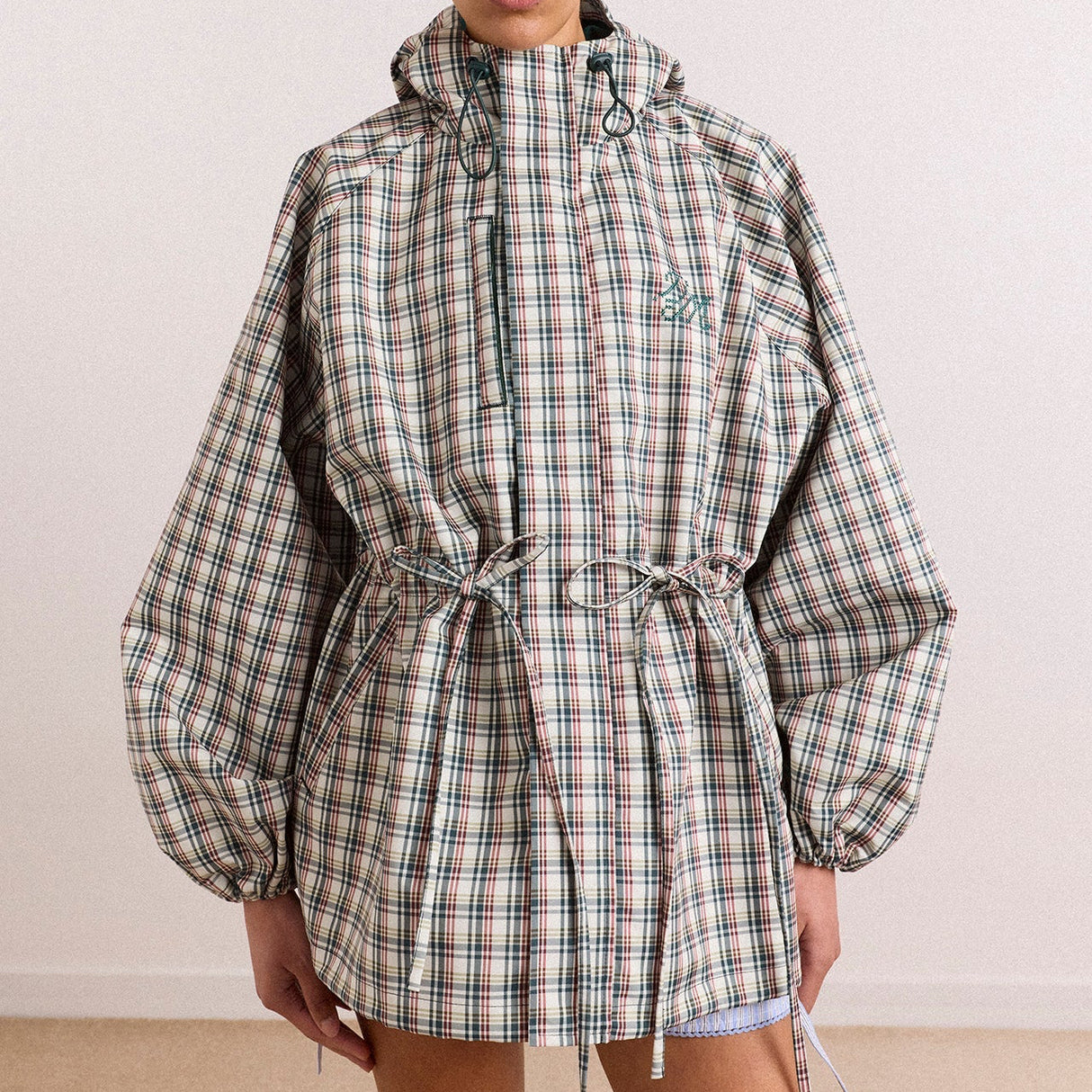 Damson Madder Liu Raincoat i elderberry ternet, model set fra siden