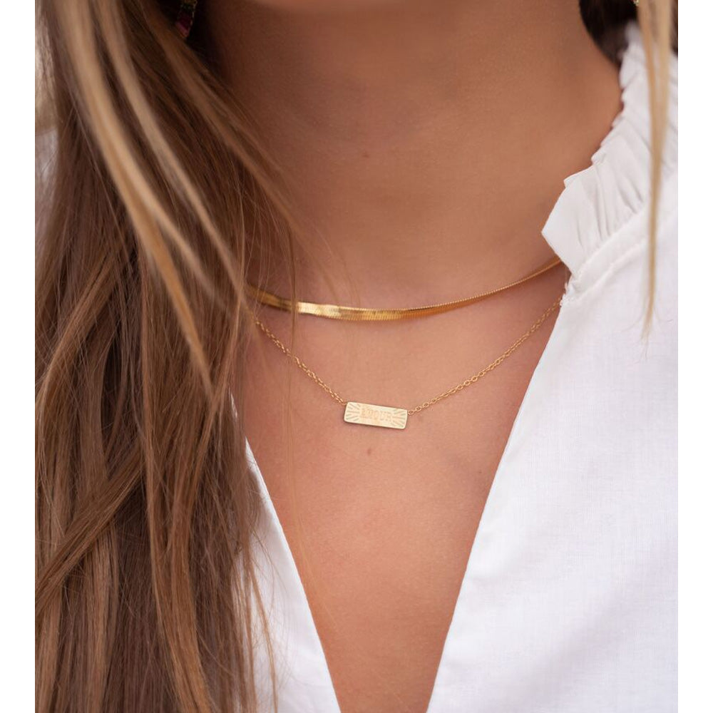 Model bærer My Jewellery halskæde med flad kæde i guld