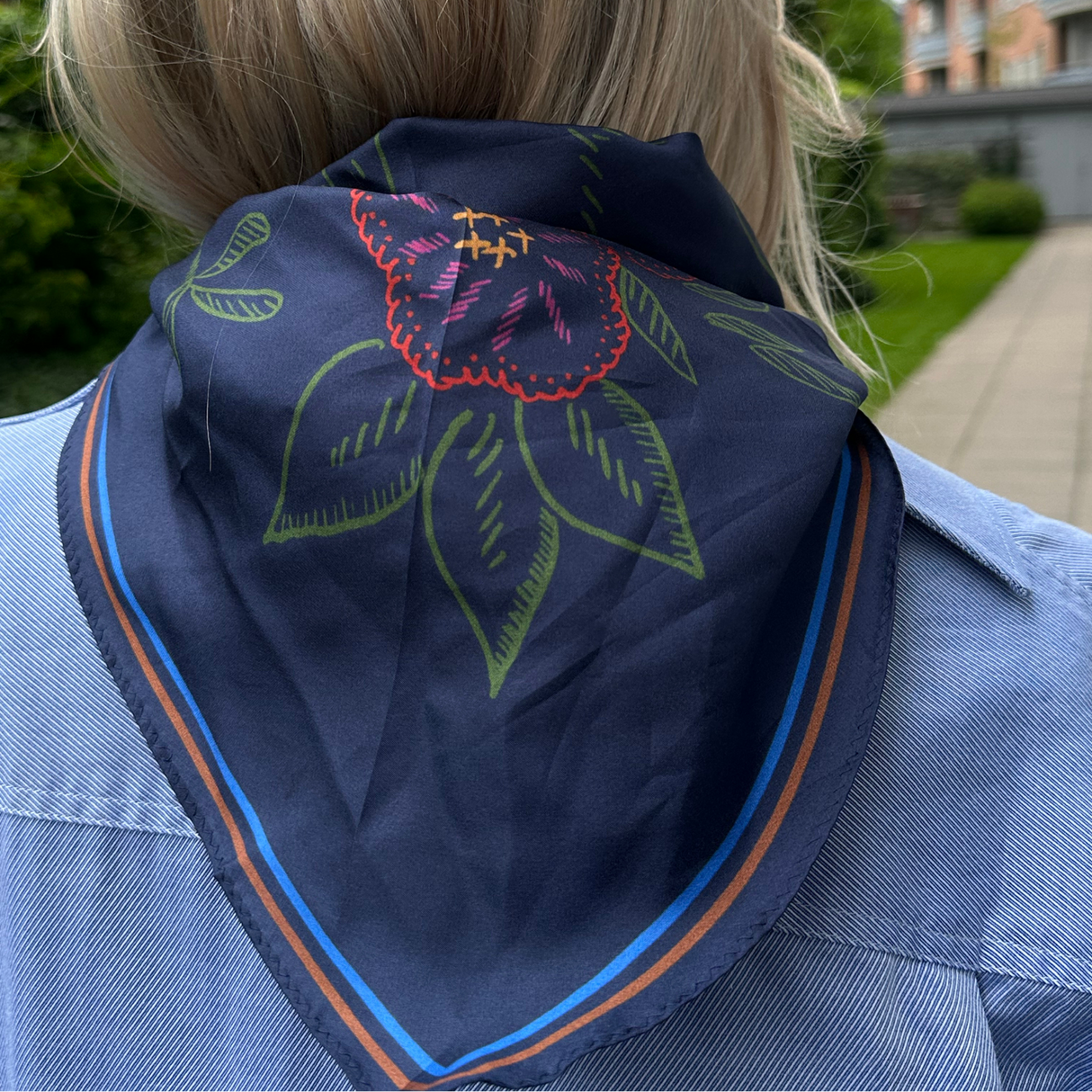 Mørkeblå trekantet silketørklæde med blomsterprint fra Beck Söndergaard