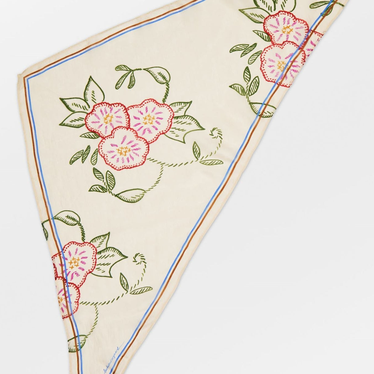 Hvidt trekantet silketørklæde med blomsterprint fra Beck Söndergaard