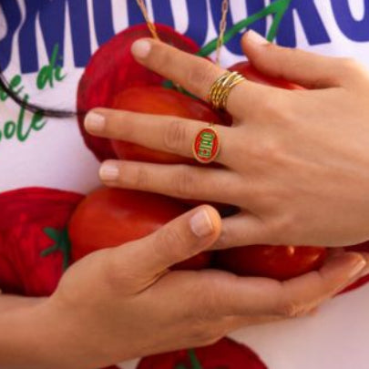 Model bærer den røde Ciao-ring fra My Jewellery