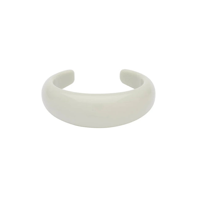 Grønt Asha armbånd i chunky resin fra Pico Copenhagen på hvid baggrund.