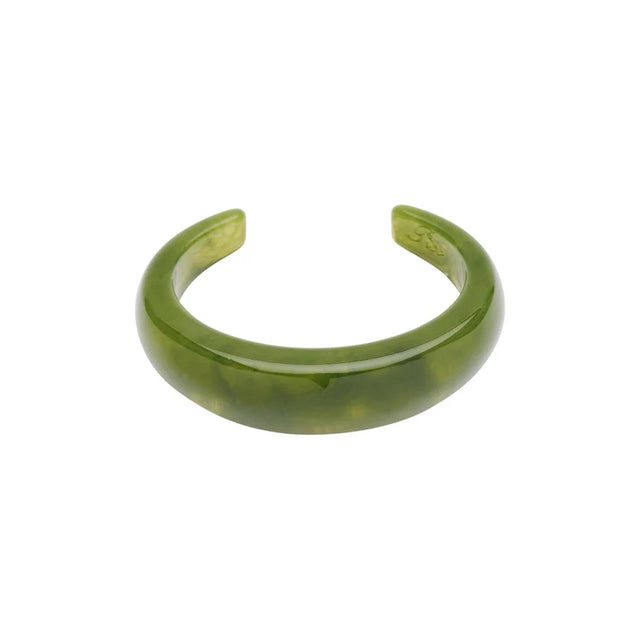 Grønt Asha armbånd i chunky resin fra Pico Copenhagen på hvid baggrund.