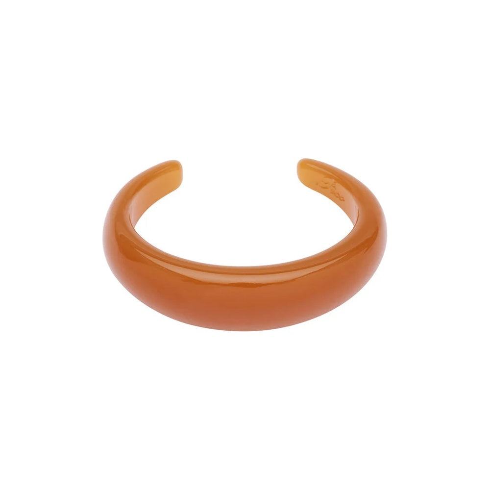 Orange Asha armbånd i chunky resin fra Pico Copenhagen på hvid baggrund.