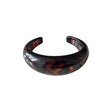 Leo-print Asha armbånd i chunky resin fra Pico Copenhagen på hvid baggrund.