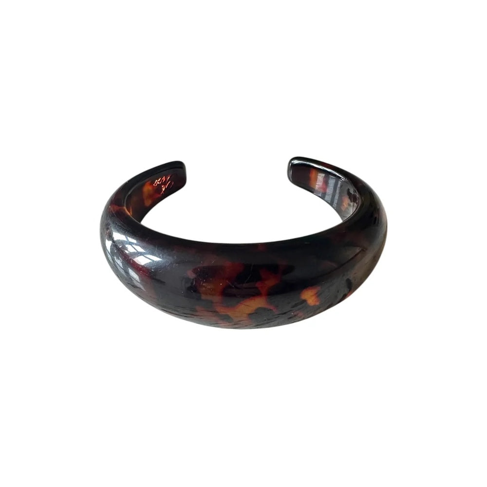 Leo-print Asha armbånd i chunky resin fra Pico Copenhagen på hvid baggrund.