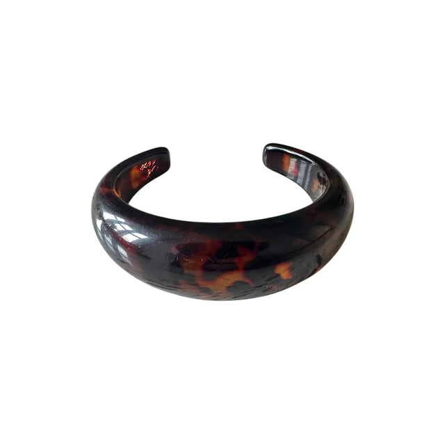 Leo-print Asha armbånd i chunky resin fra Pico Copenhagen på hvid baggrund.