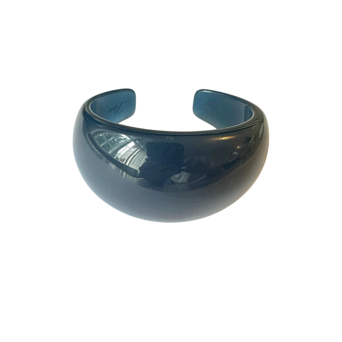 Mørkeblåt Novie armbånd i chunky resin fra Pico Copenhagen på hvid baggrund.