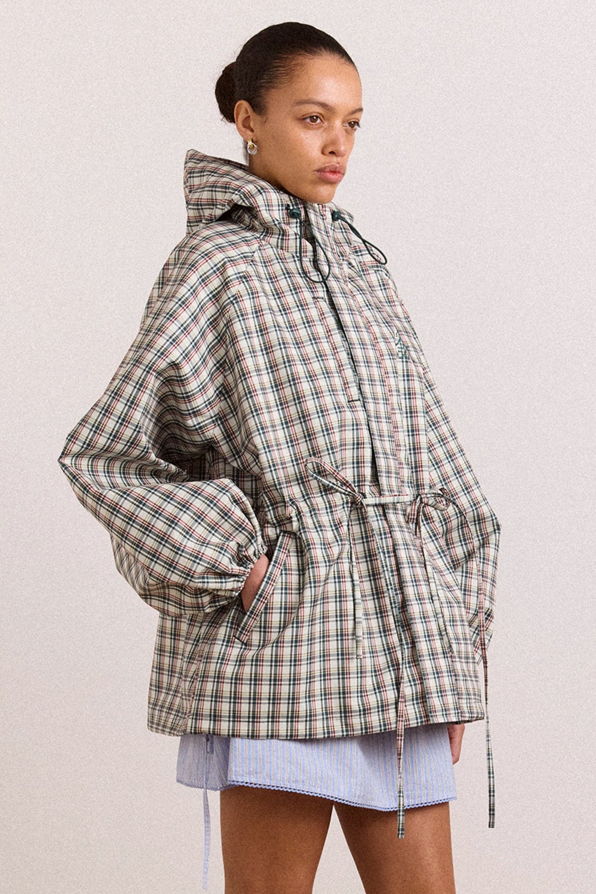 Damson Madder Liu Raincoat i elderberry ternet set forfra