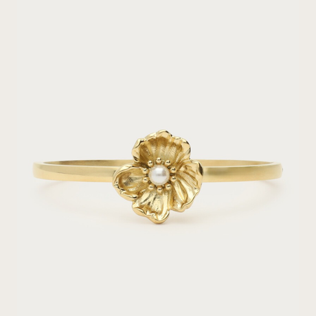 Guld bangle armbånd med en fin dekorativ blomst med perle fra My Jewellery 