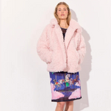 HUNKØN Olga Jacket i lyserød teddy-kvalitet stylet på model forfra.