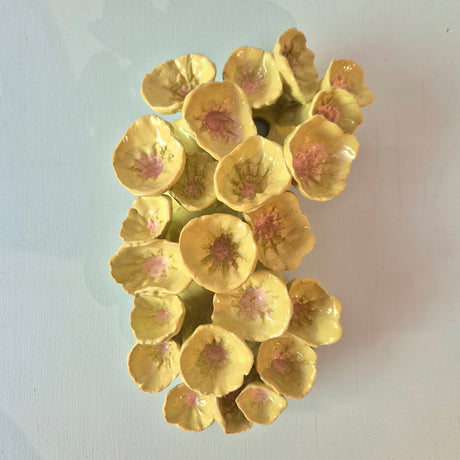 Odd Mud keramisk vægkunst med skålformede blomster i gule nuancer med rosa midter #20.