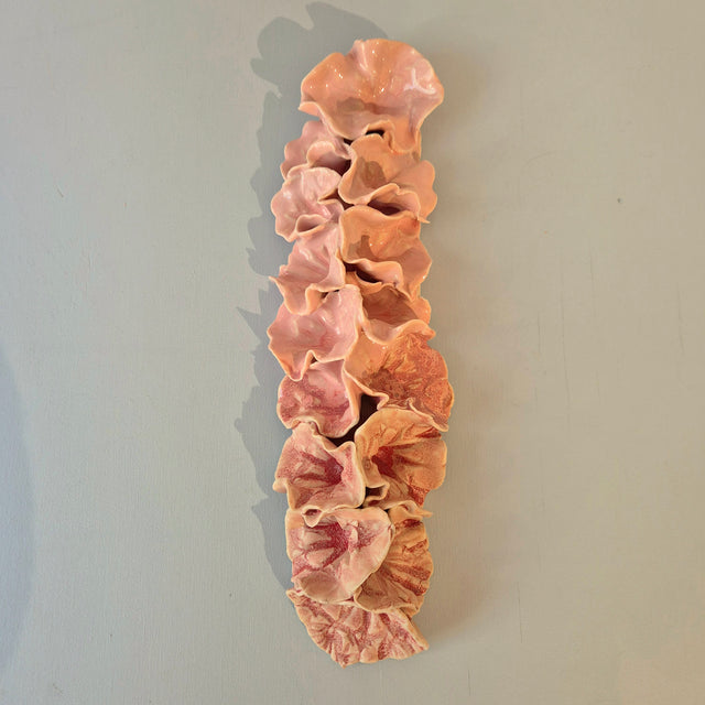 Odd Mud håndlavet keramisk vægkunst med bølgende rosa blomster og rødlige detaljer #23.