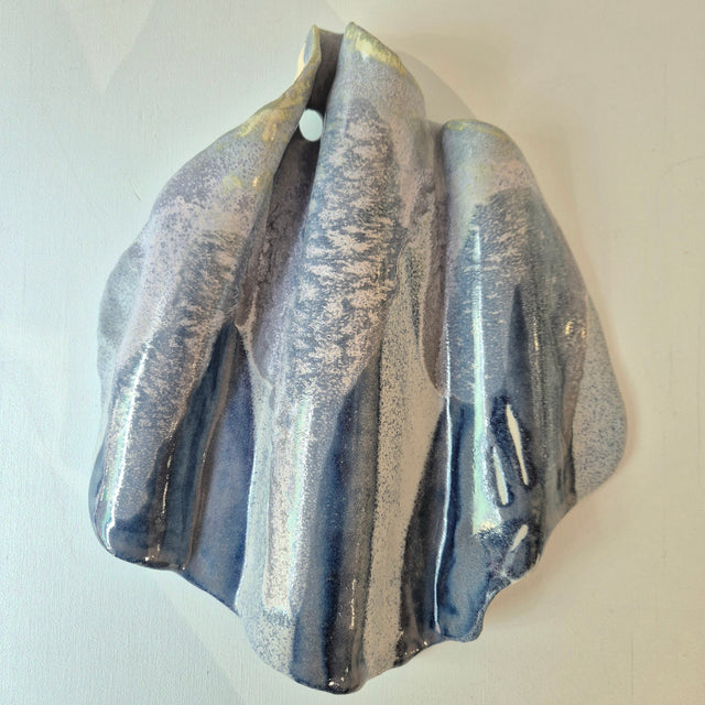 Odd Mud håndlavet abstrakt keramisk vægkunst med bølgende former i blå og grå nuancer #31.