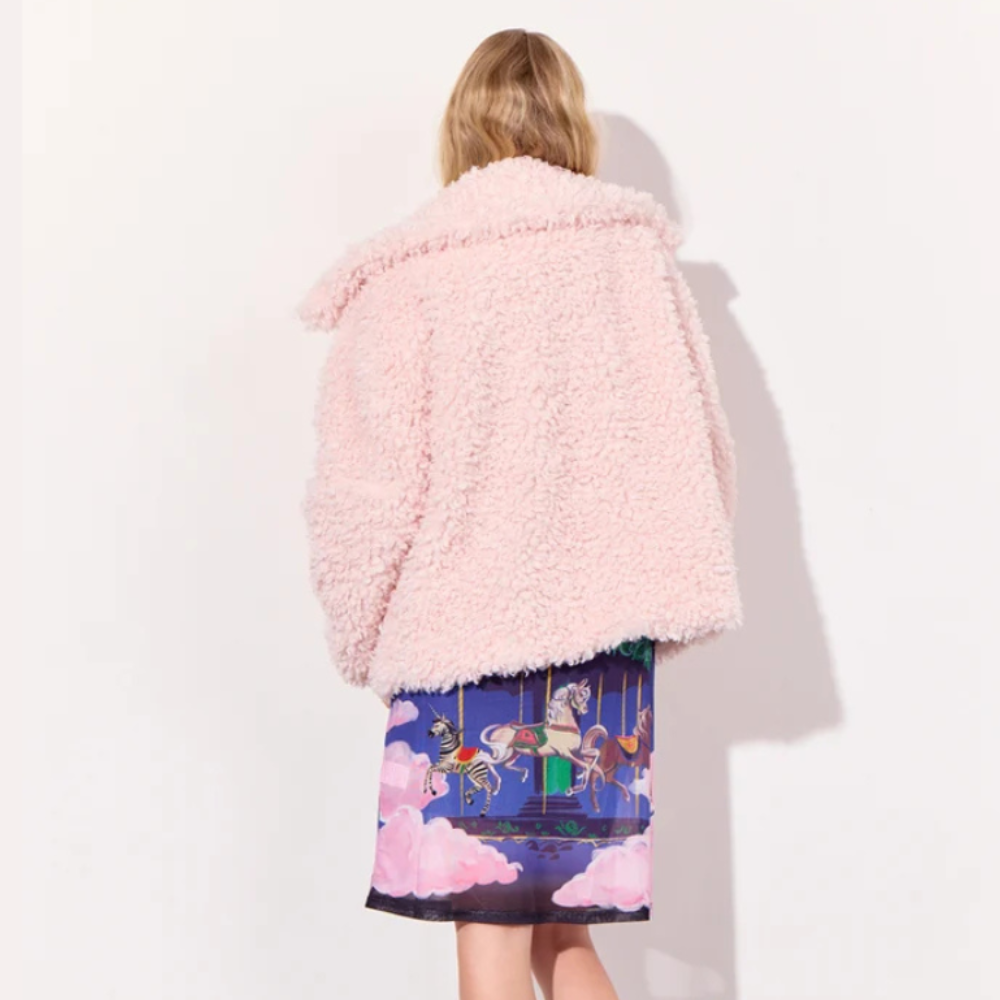 HUNKØN Olga Jacket i lyserød teddy-kvalitet set bagfra på model.