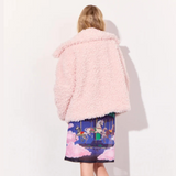 HUNKØN Olga Jacket i lyserød teddy-kvalitet set bagfra på model.