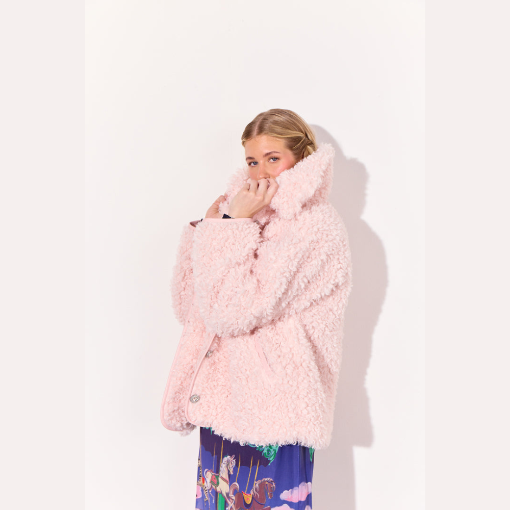 HUNKØN Olga Jacket i lyserød teddy-kvalitet med stor krave og dekorative knapper.