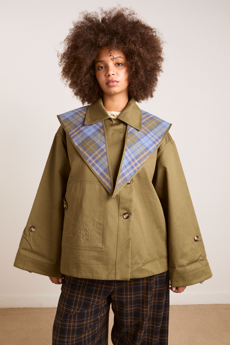 Damson Madder Jerry Crop Trench Coat i oliven set fra siden