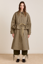 Damson Madder Myrtle Trench Coat i navy ternet, detalje af talje og bindebånd