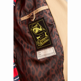 Nærbillede af indersiden af Damson Madder Ella Trench med brunt og sort leopardmønstret foer, Damson Madder-label og en lille indvendig lomme med knap.