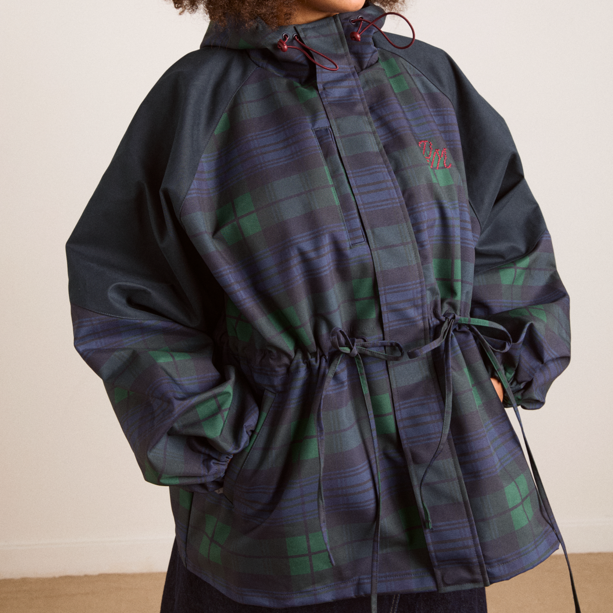 Damson Madder Liu Raincoat i navy ternet, detalje af krave og broderi