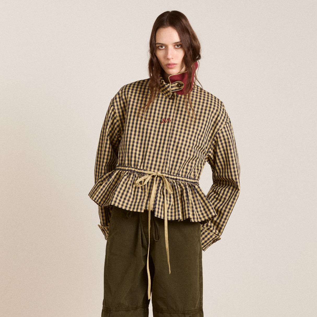 Damson Madder Myrtle Trench Coat i navy ternet set bagfra