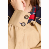 Nærbillede af ærmet på Damson Madder Ella Trench med bred beige manchet, to mørke knapper og en lille blå syningsdetalje ved det nederste knaphul.