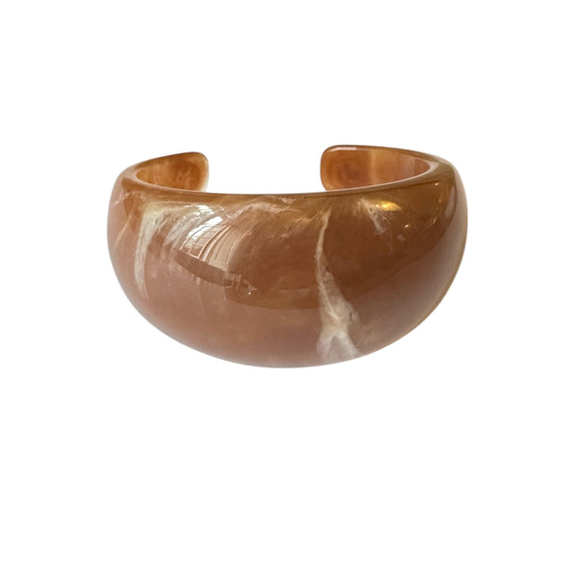 Brunt Novie armbånd i chunky resin fra Pico Copenhagen på hvid baggrund.