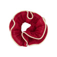 By Stær Lilje scrunchie i mørkerød med krøllet effekt og fin glimmerkant.