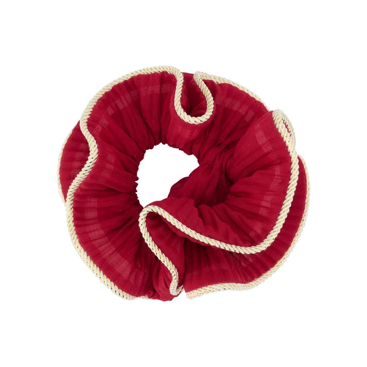 By Stær Lilje scrunchie i mørkerød med krøllet effekt og fin glimmerkant.