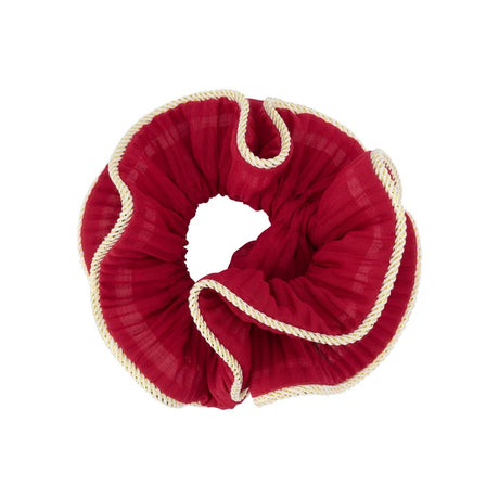 By Stær Lilje scrunchie i mørkerød med krøllet effekt og fin glimmerkant.