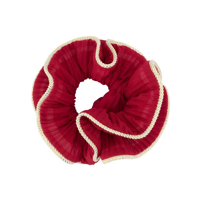 By Stær Lilje scrunchie i mørkerød med krøllet effekt og fin glimmerkant.