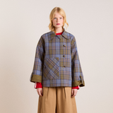 Damson Madder Jerry Crop Trench Coat i oliven, detalje af krave og knapper