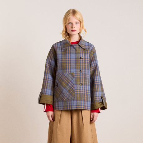 Damson Madder Jerry Crop Trench Coat i oliven, detalje af krave og knapper