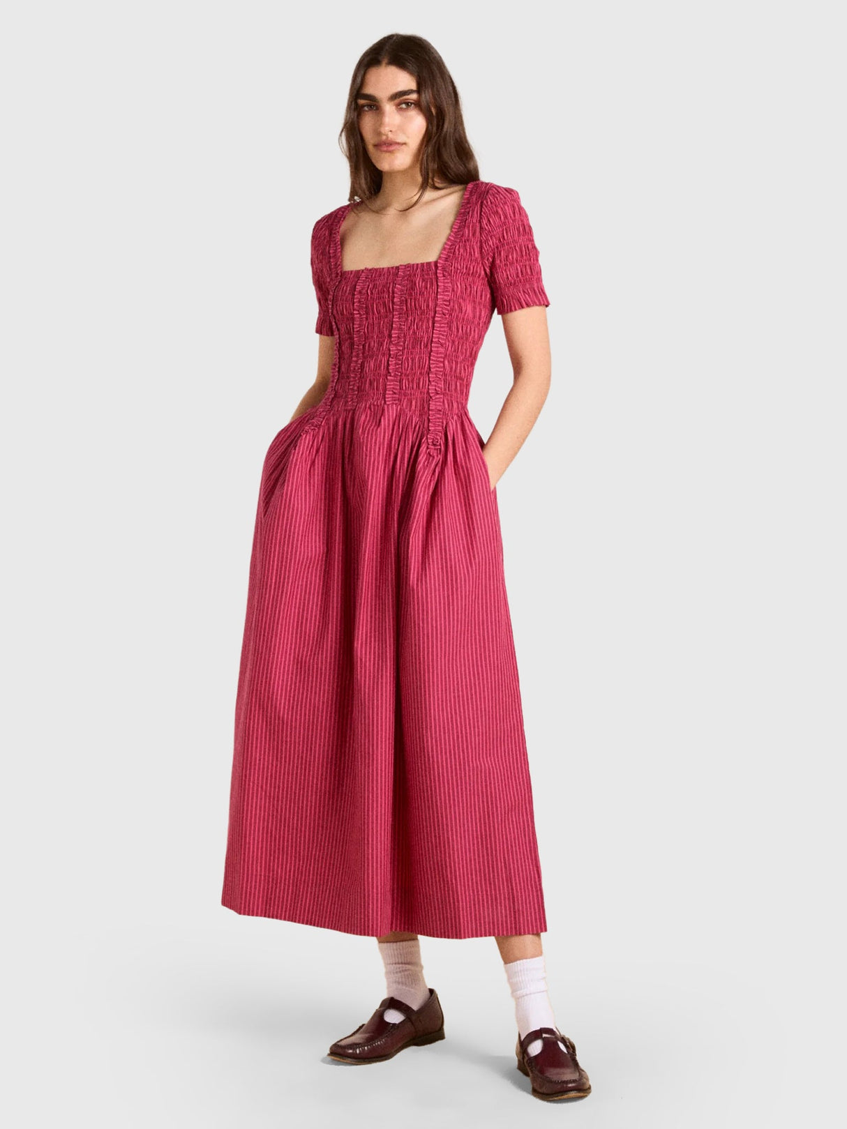 Damson Madder Raphaela Ruffle Midi Dress i berry mønster set forfra