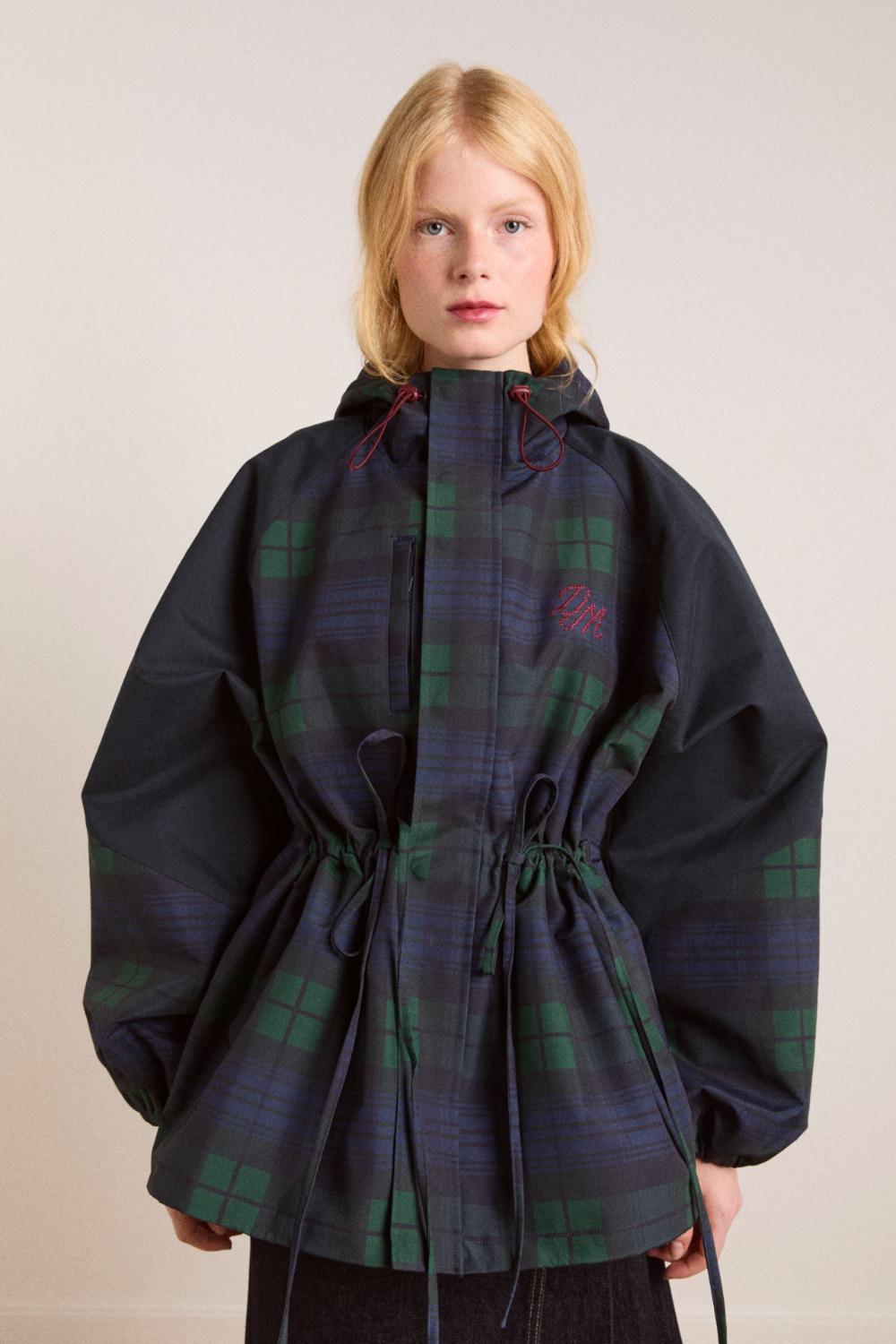 Damson Madder Liu Raincoat i navy ternet set forfra