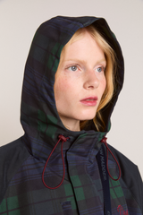 Damson Madder Liu Raincoat i navy ternet set fra siden