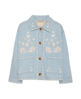 Sissel Edelbo Christer Jakke i lys denim set forfra med broderede blomster og hjerter, store lommer og knaplukning