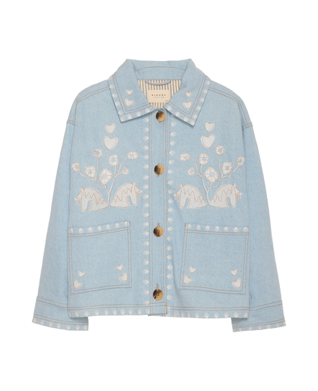 Sissel Edelbo Christer Jakke i lys denim set forfra med broderede blomster og hjerter, store lommer og knaplukning
