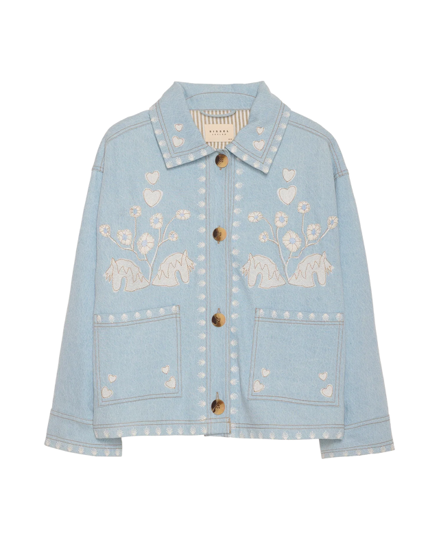 Sissel Edelbo Christer Jakke i lys denim set forfra med broderede blomster og hjerter, store lommer og knaplukning