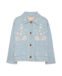 Sissel Edelbo Christer Jakke i lys denim set forfra med broderede blomster og hjerter, store lommer og knaplukning