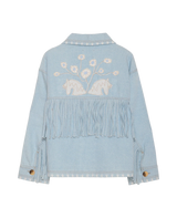 Sissel Edelbo Christer Jakke i lys denim set bagfra med broderet motiv og lange frynser på ryggen og ærmerne
